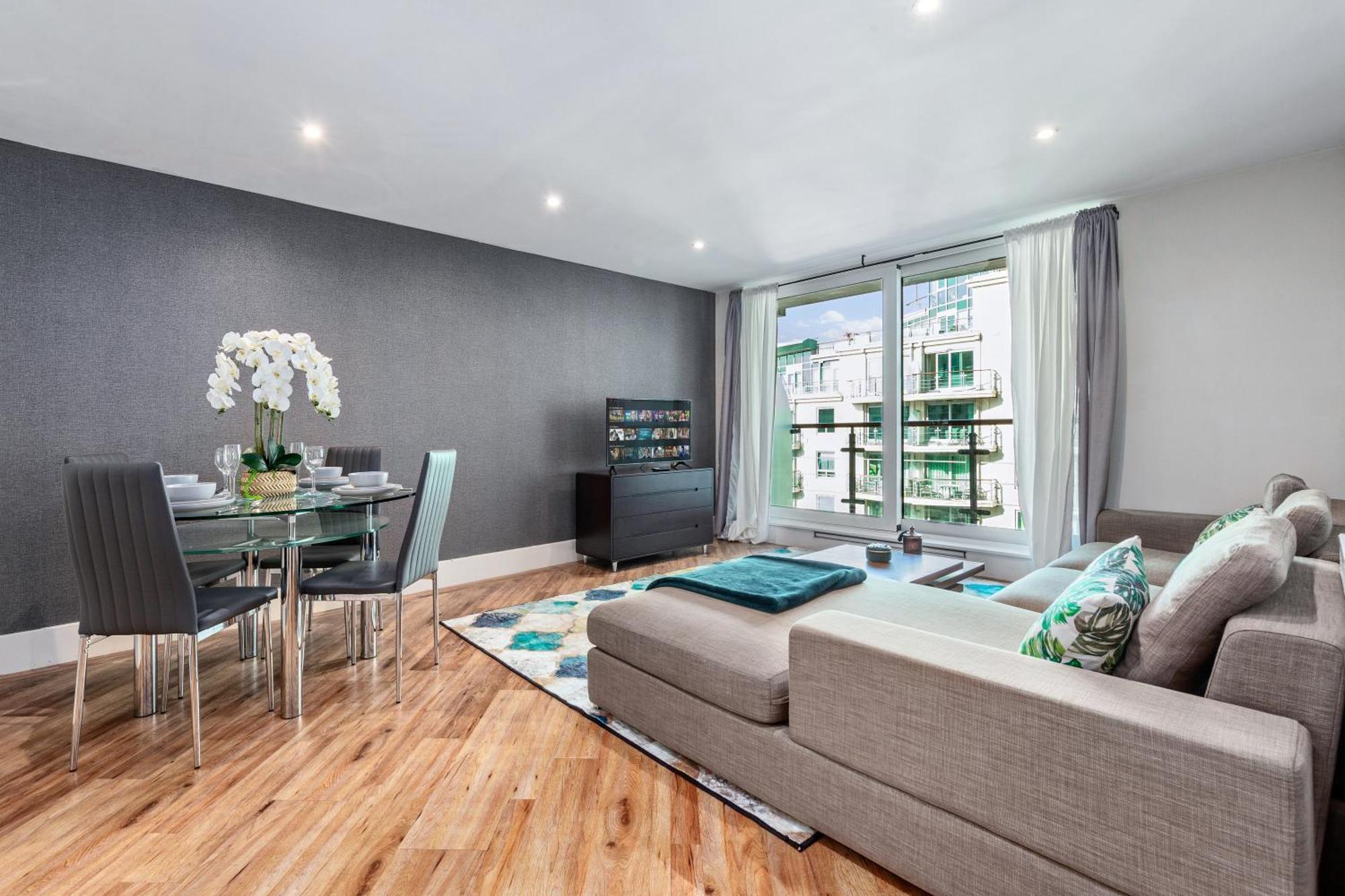 Vauxhall Large 2bedroom With Amazing River View Panoramic Balcony *