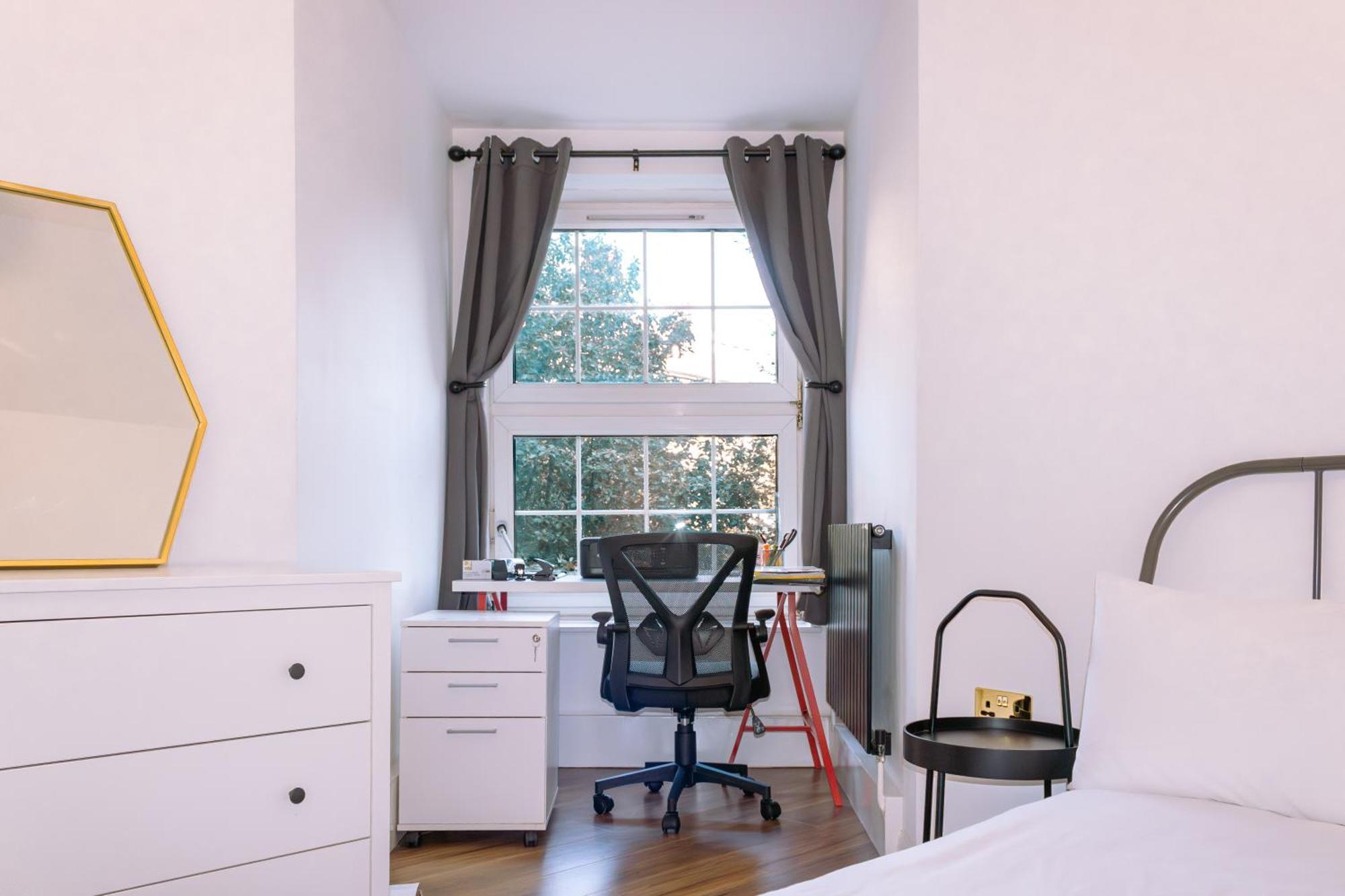 4 Bedroom Near Centre 2-min Walk To Metro !! Business & Family Friendly!!