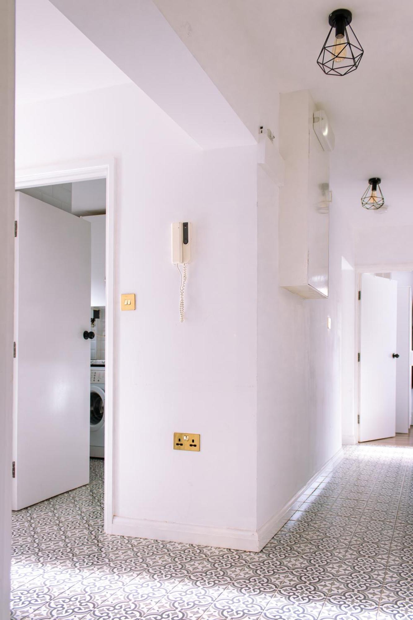 Apartamento 4 Bedroom Near Centre 2-min Walk To Metro !! Business & Family Friendly!!