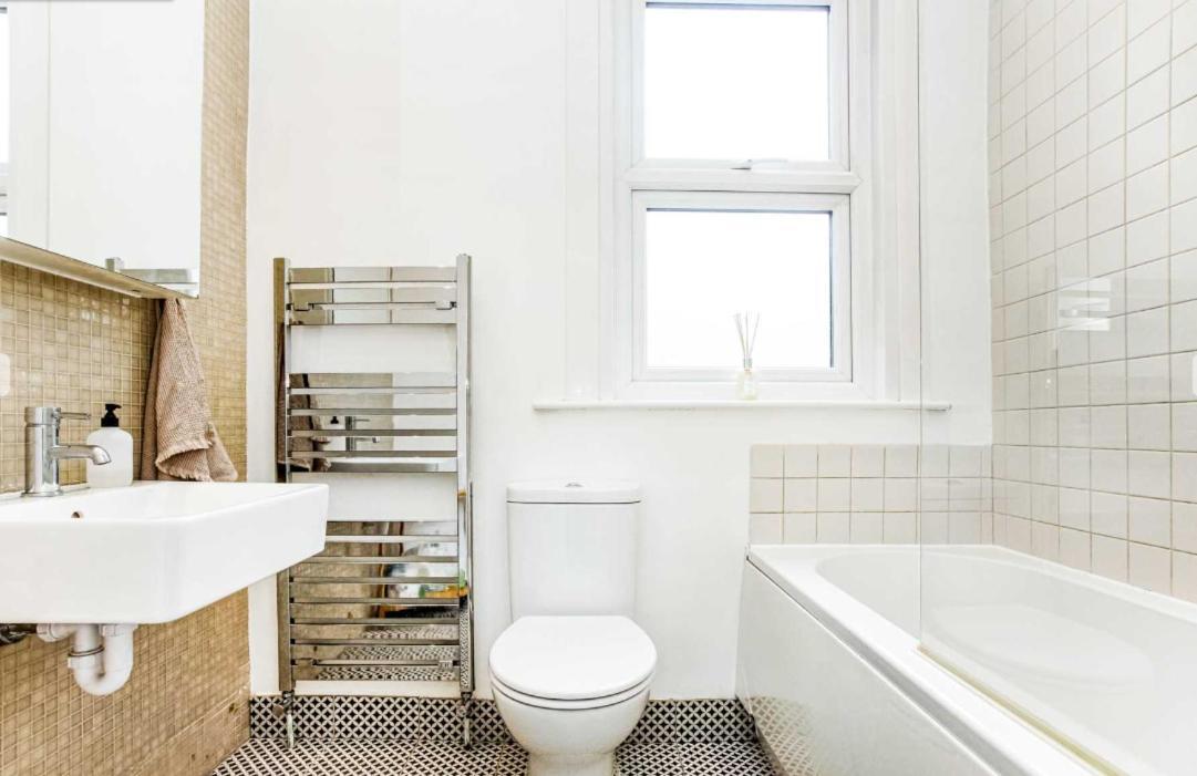 Bright And Stylish 2 Bedroom First Floor Flat * London