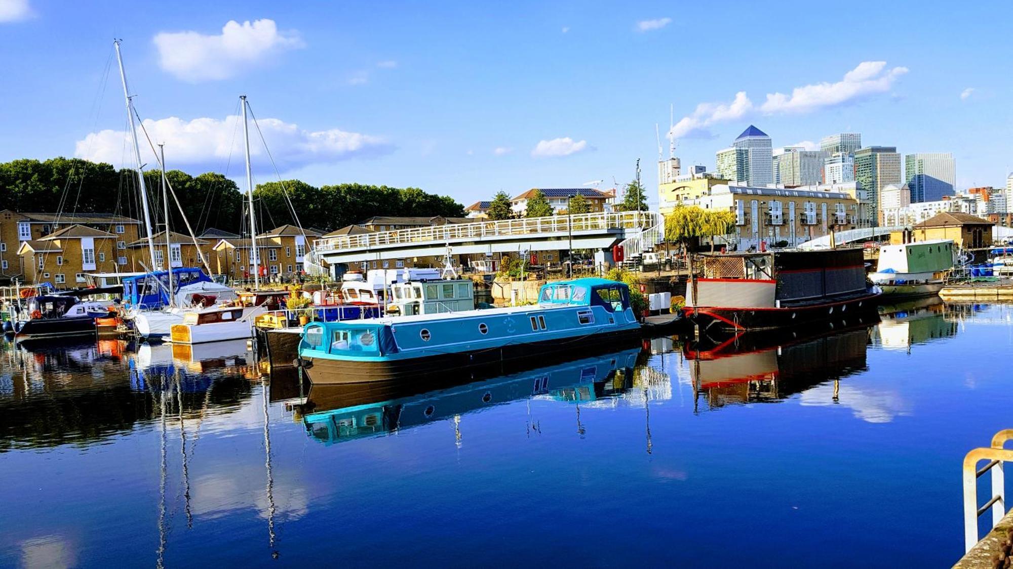 Homestay Two Stunning Bedrooms & Private Balcony & River View London