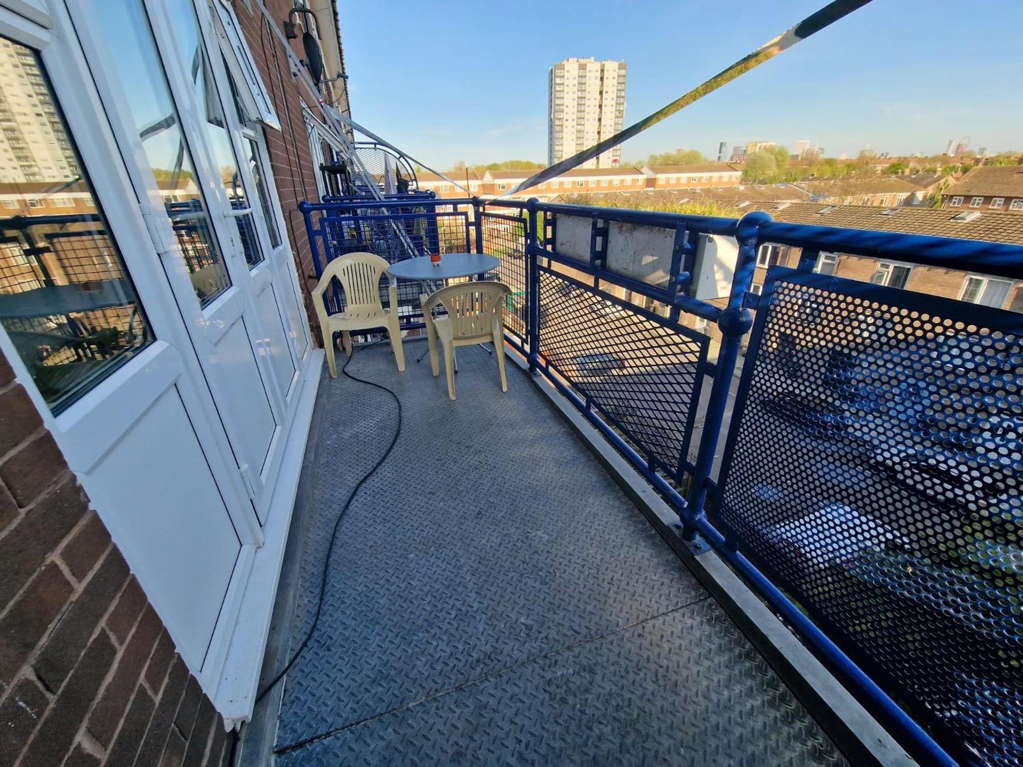 Large With Balcony Overlooking Pensión Londres