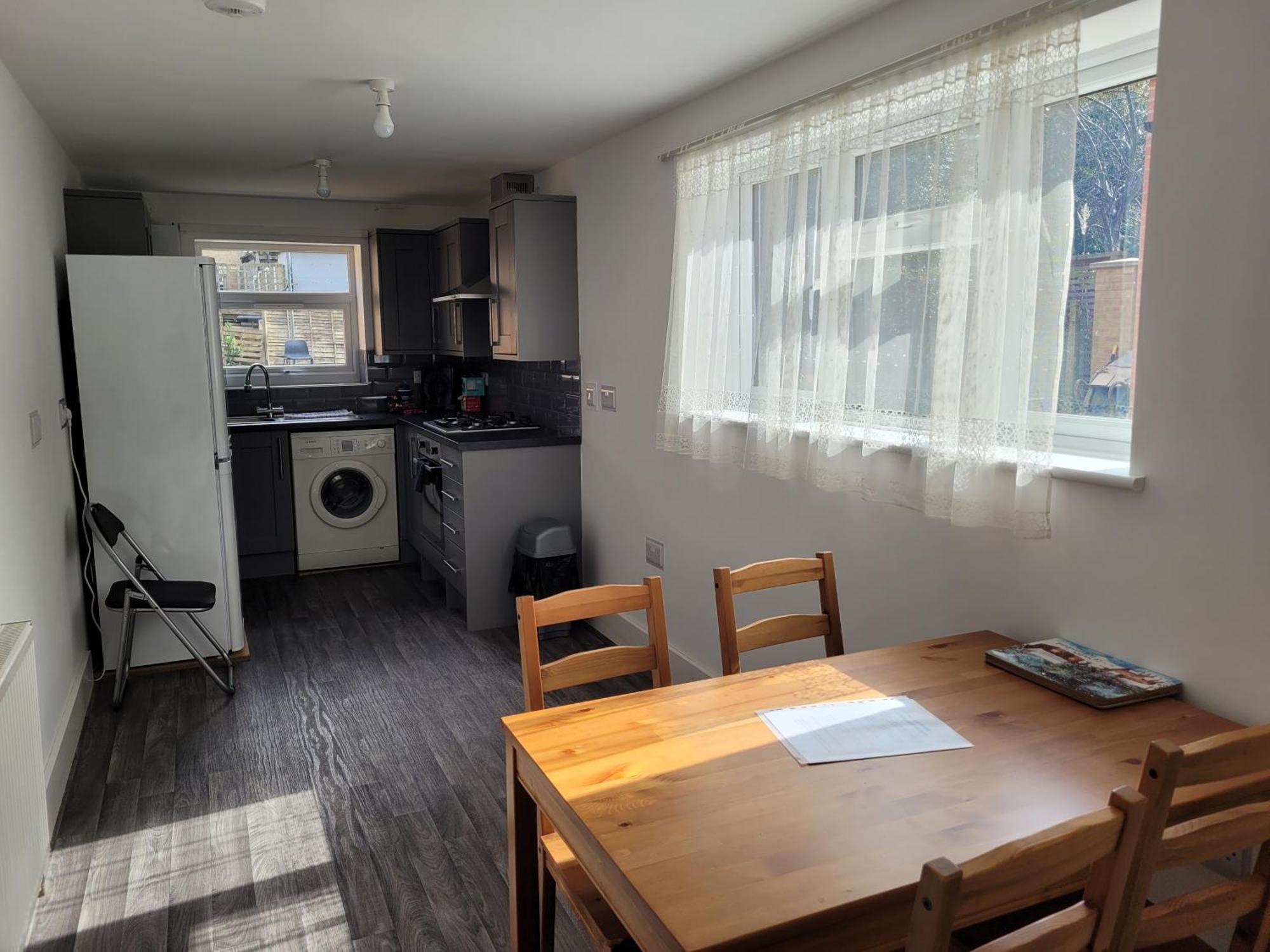 Lovely 2-bed Fully Refurbished House In * Londres