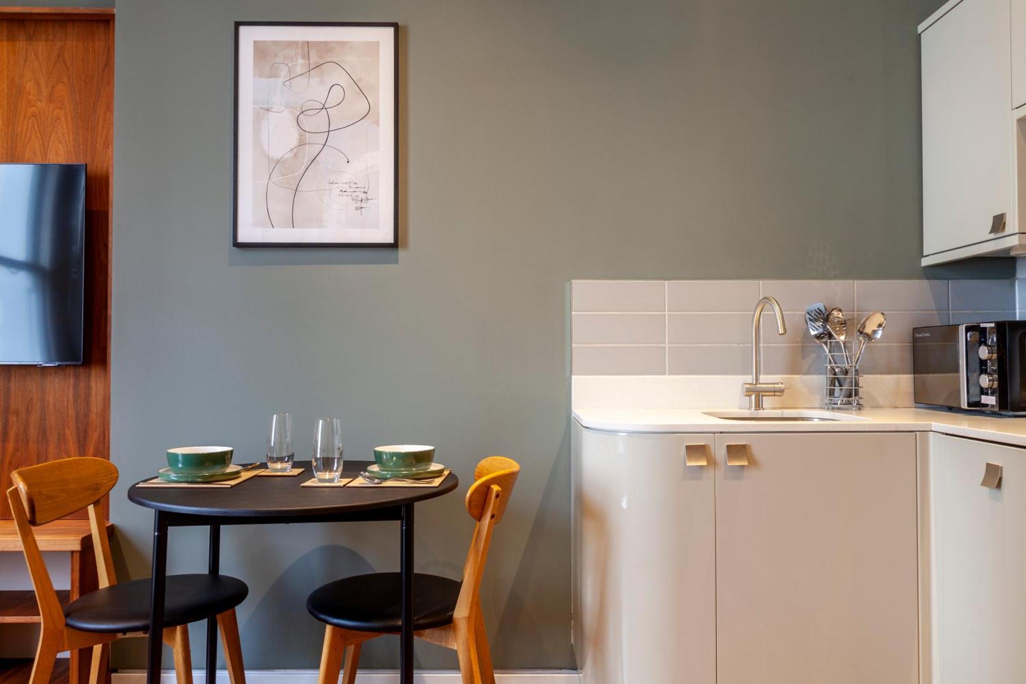Bright & Modern 1bdr Flat Near Lakeside Road