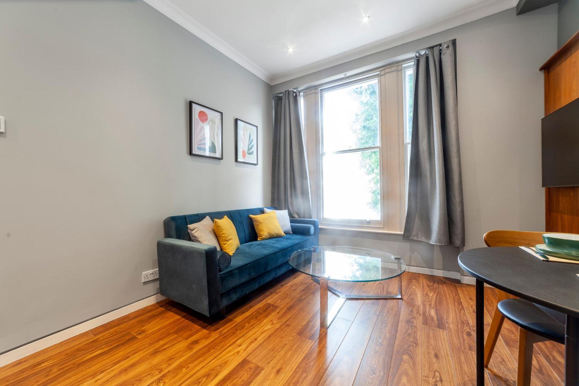 Bright & Modern 1bdr Flat Near Lakeside Road *