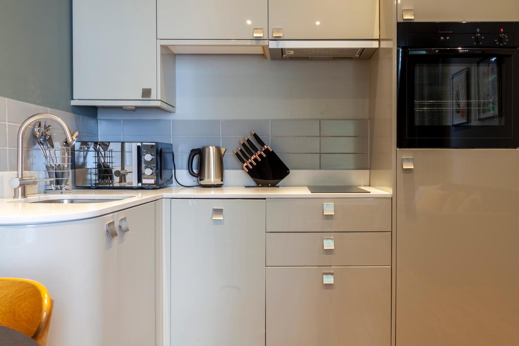 Bright & Modern 1bdr Flat Near Lakeside Road * Londres