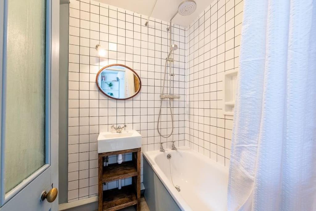 Lovely Self-contained Basement With Kitchen Appartement *