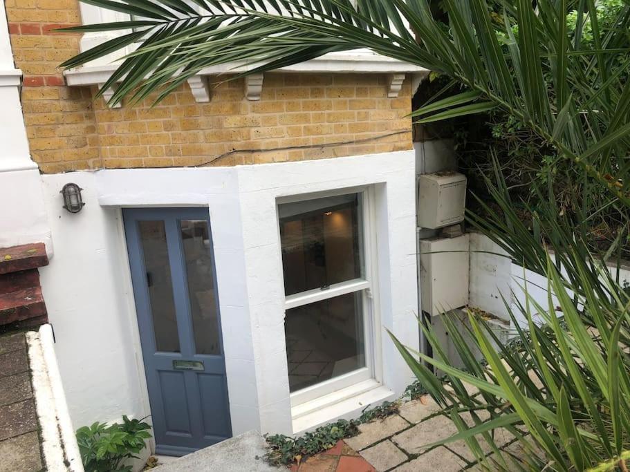 Appartement Lovely Self-contained Basement With Kitchen