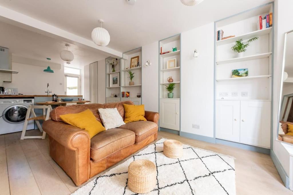 Appartement Lovely Self-contained Basement With Kitchen *