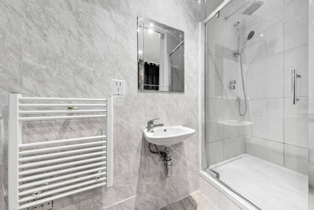Two Bedroom Flat Right Opposite To Harrods Kb15 Appartement *