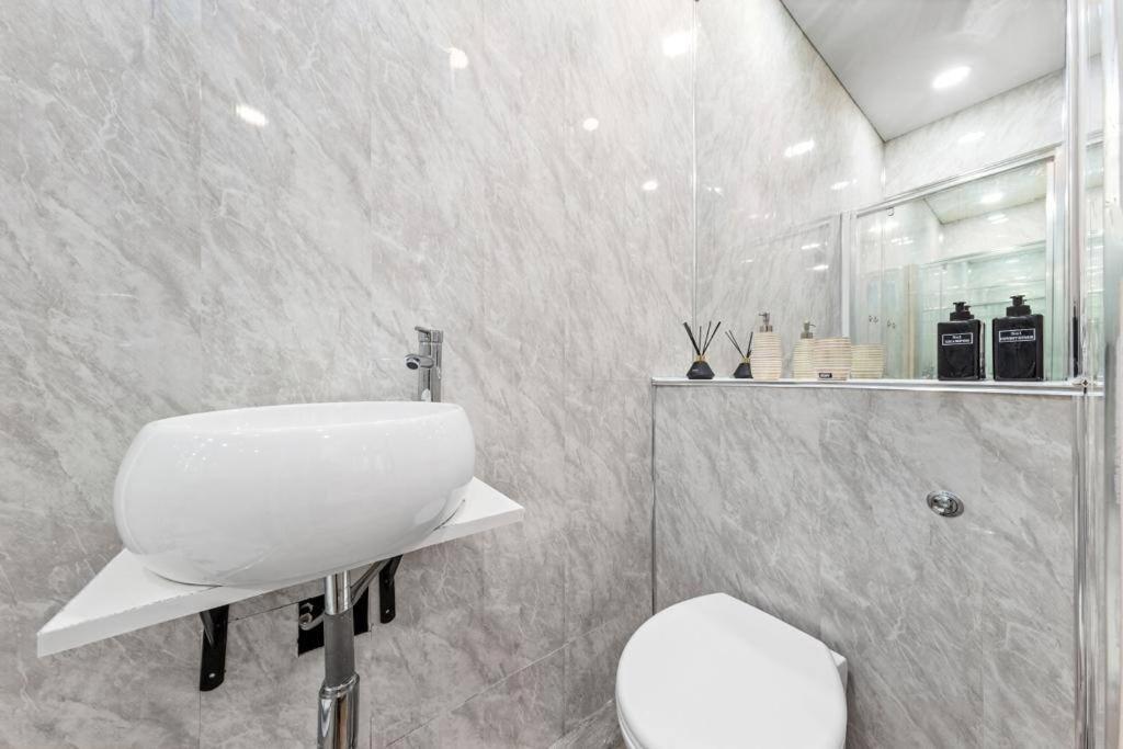 Two Bedroom Flat Right Opposite To Harrods Kb15 Appartement