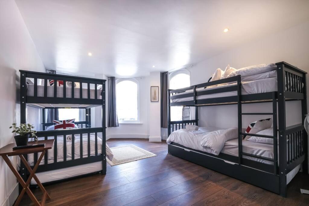 Piccadilly Wonderland Sleep 8 Vra