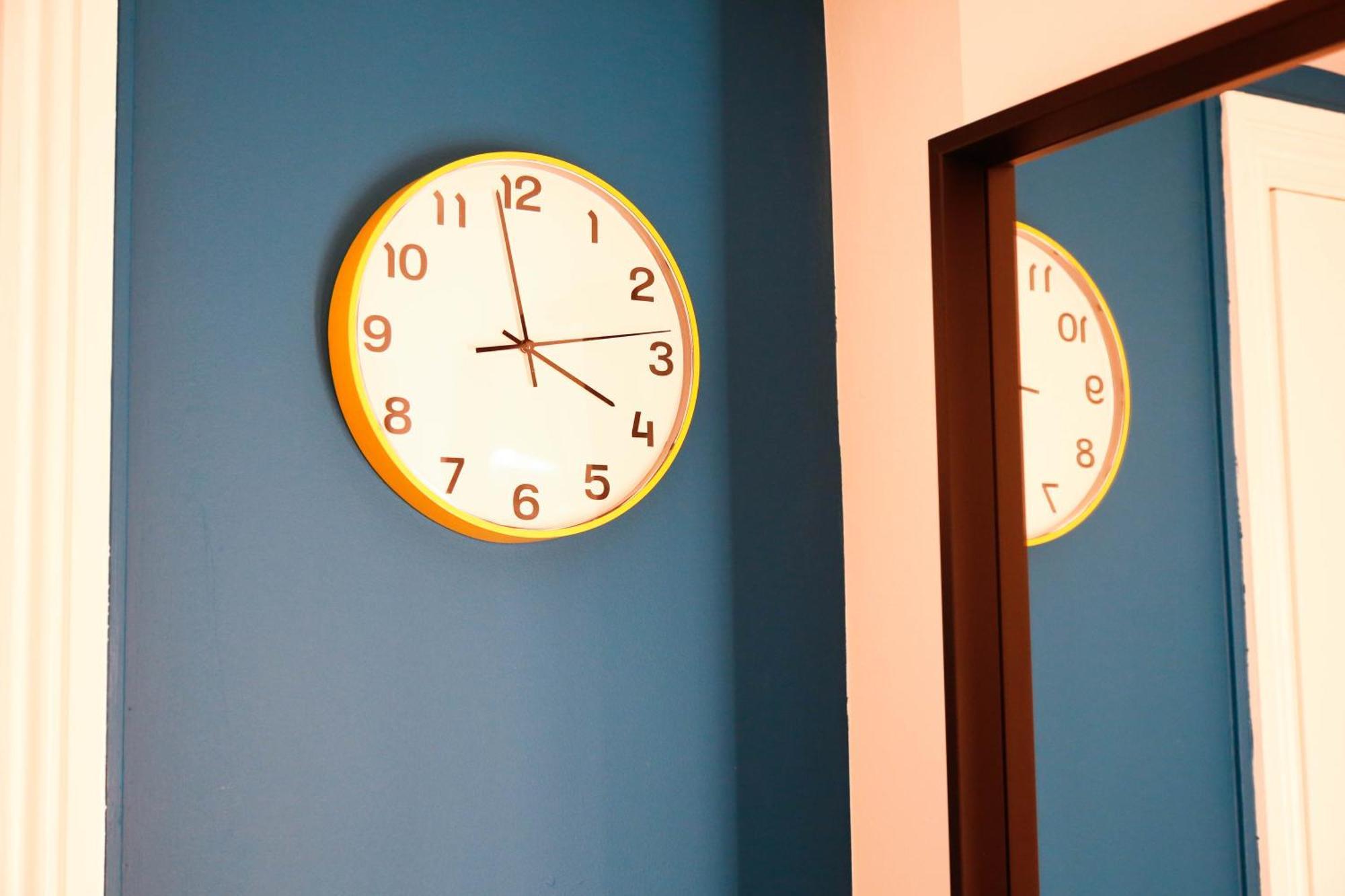 New Luxury In The Heart Of Next To Shops, Cafes, Bars & Metro With Shared Bathrooms Homestay London