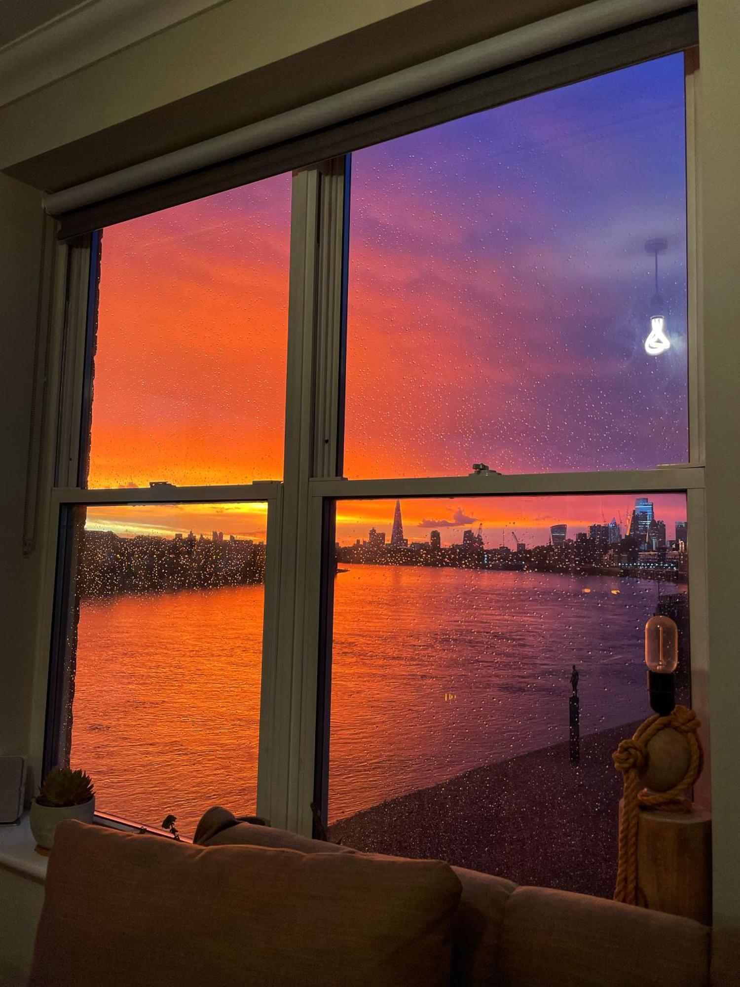 Superb Central London Riverside Flat With Balcony In Limehouse *