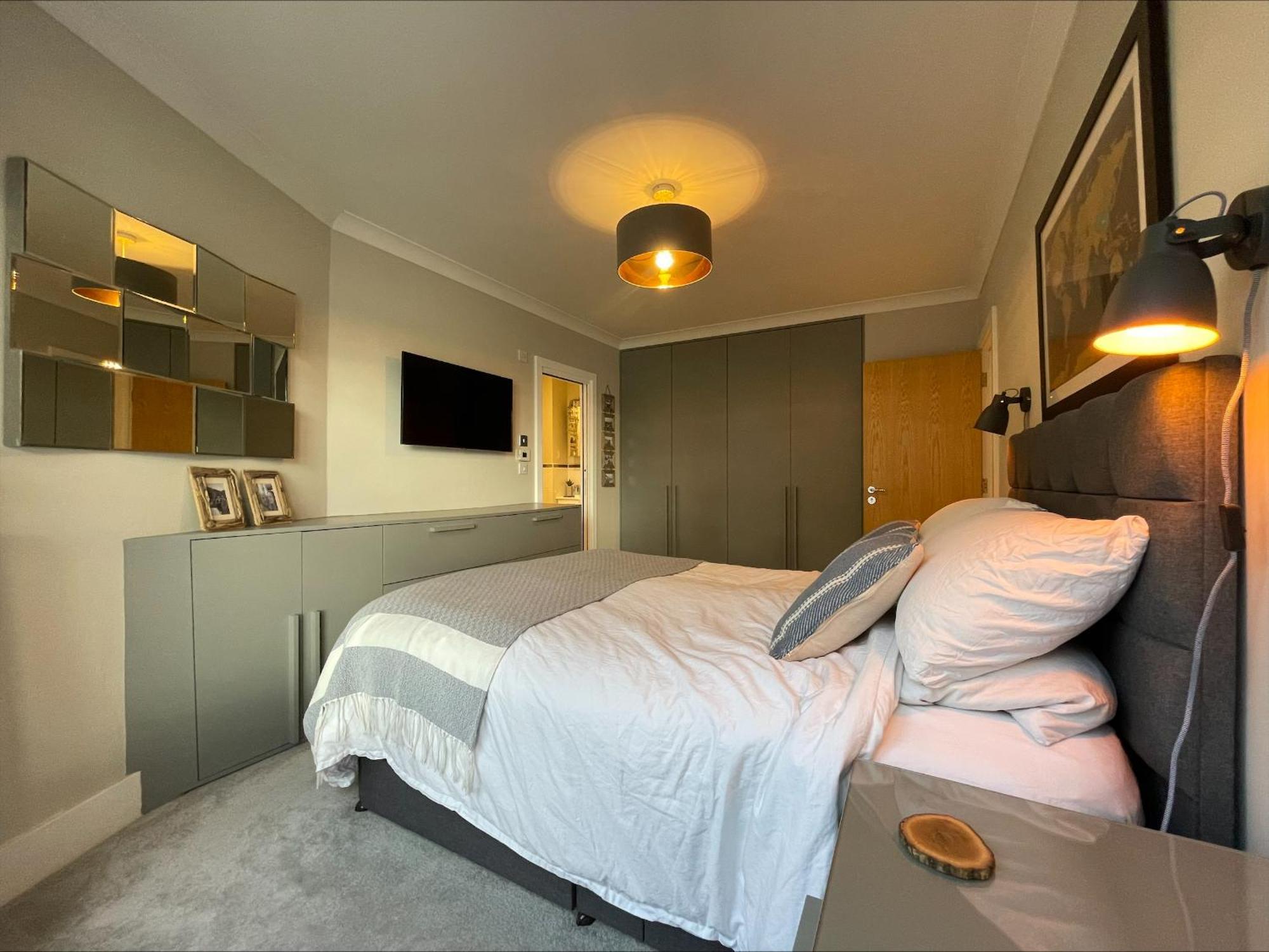 Superb Central London Riverside Flat With Balcony In Limehouse *