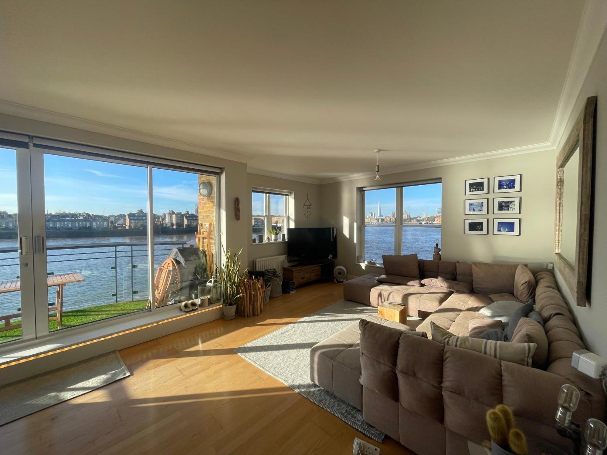 Superb Central London Riverside Flat With Balcony In Limehouse Apartment
