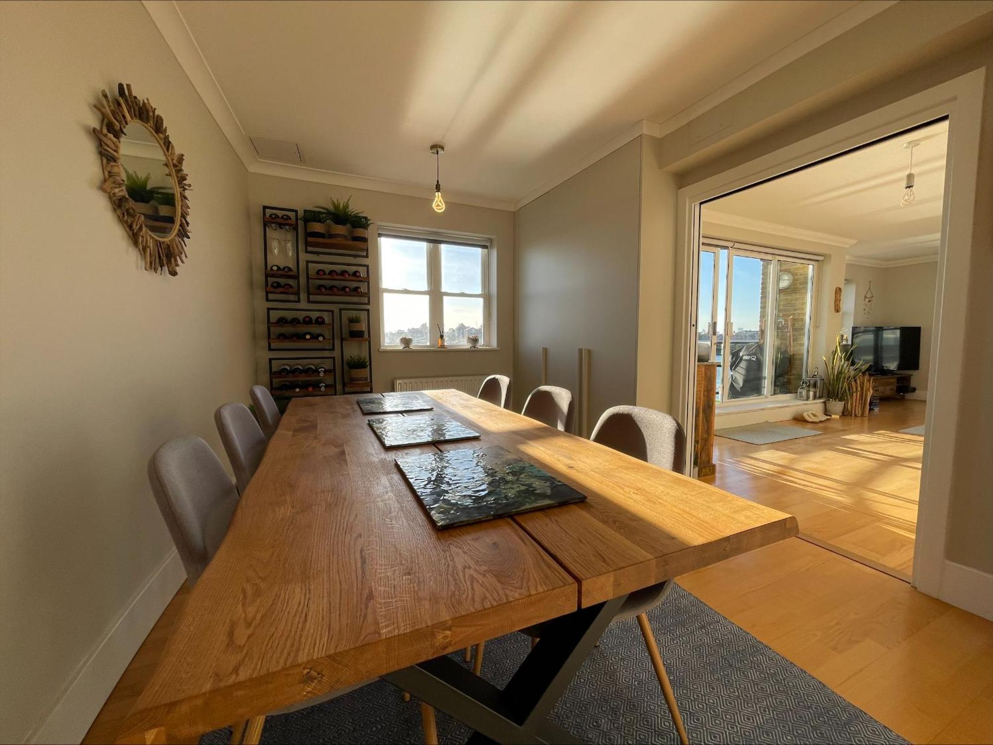 Superb Central London Riverside Flat With Balcony In Limehouse *