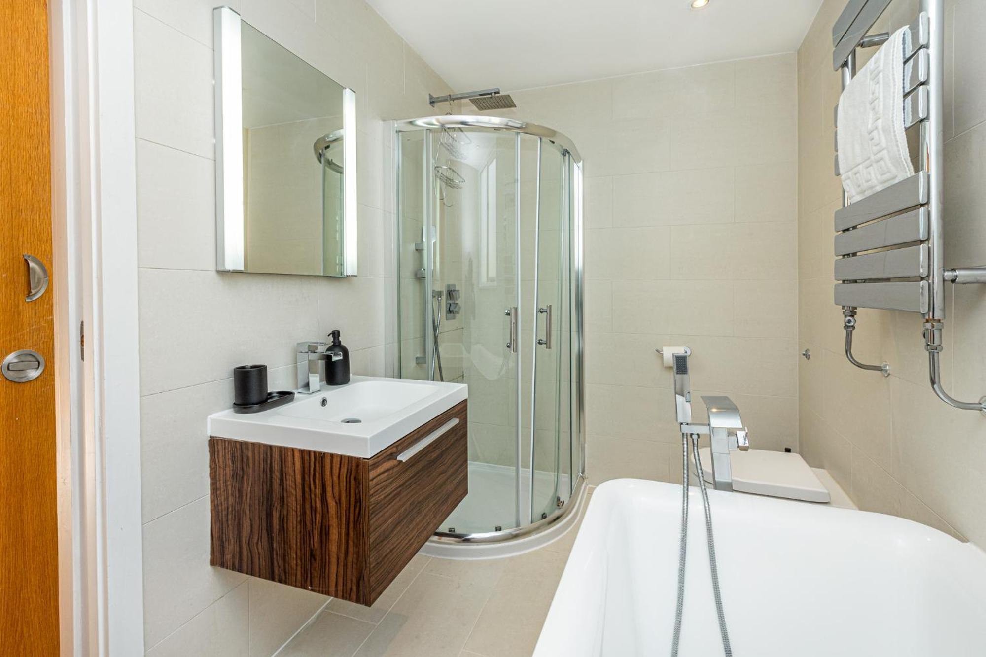 Fantastic Multilevel 3br, Vibrant Angel, 5min Tube Appartement *