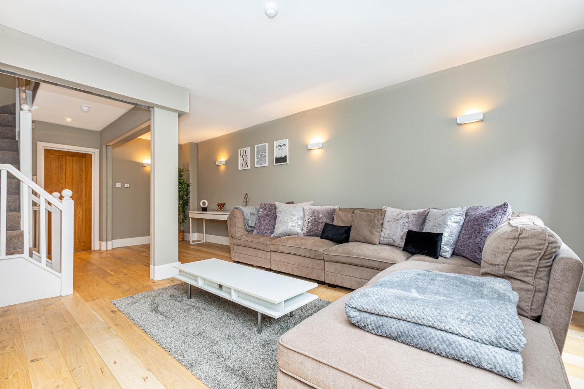 Fantastic Multilevel 3br, Vibrant Angel, 5min Tube Appartement