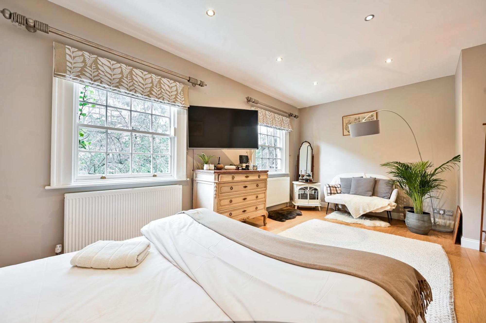 Magnificent 2 Bed Hyde Park Mews House