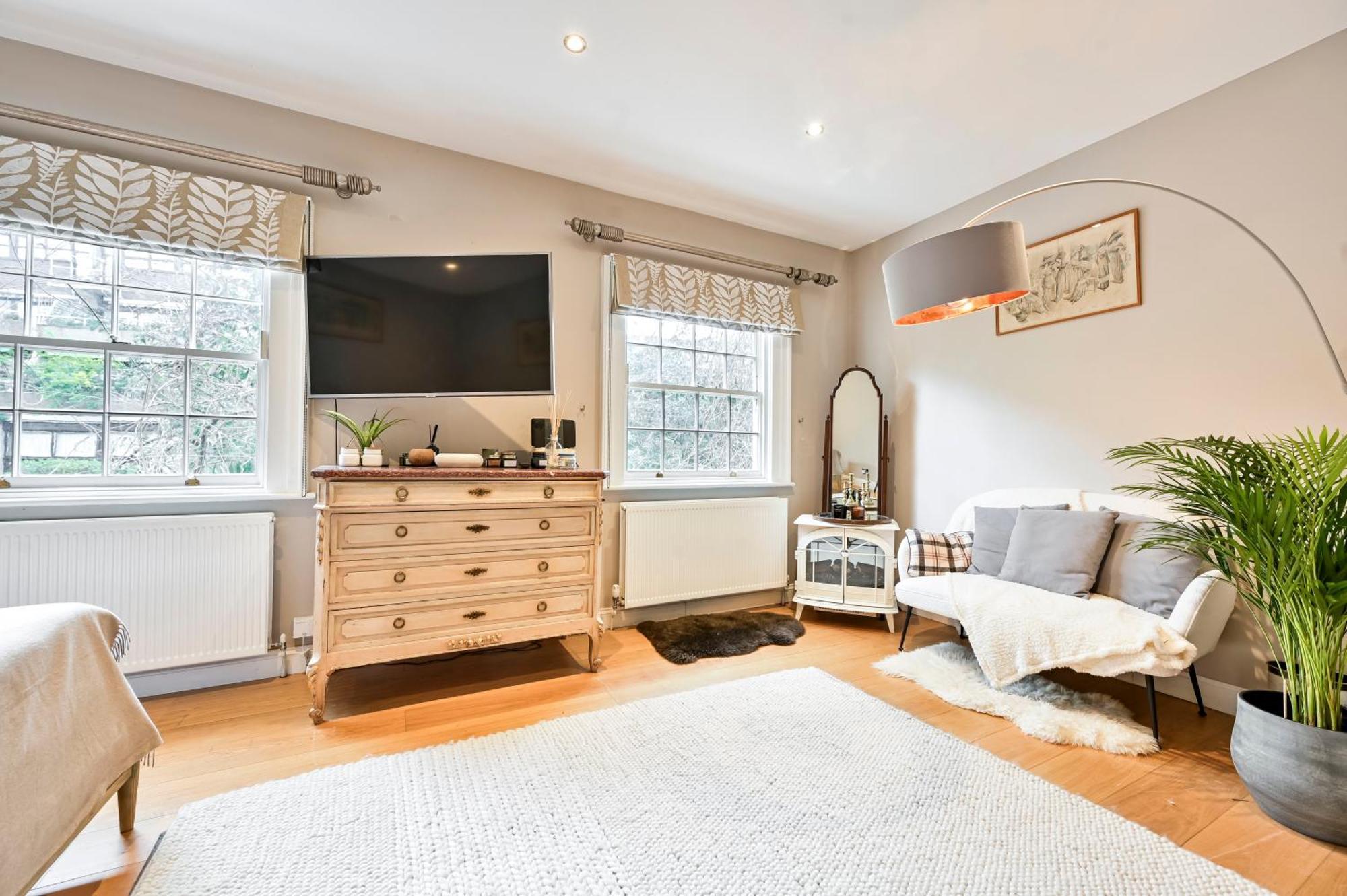 Magnificent 2 Bed Hyde Park Mews House