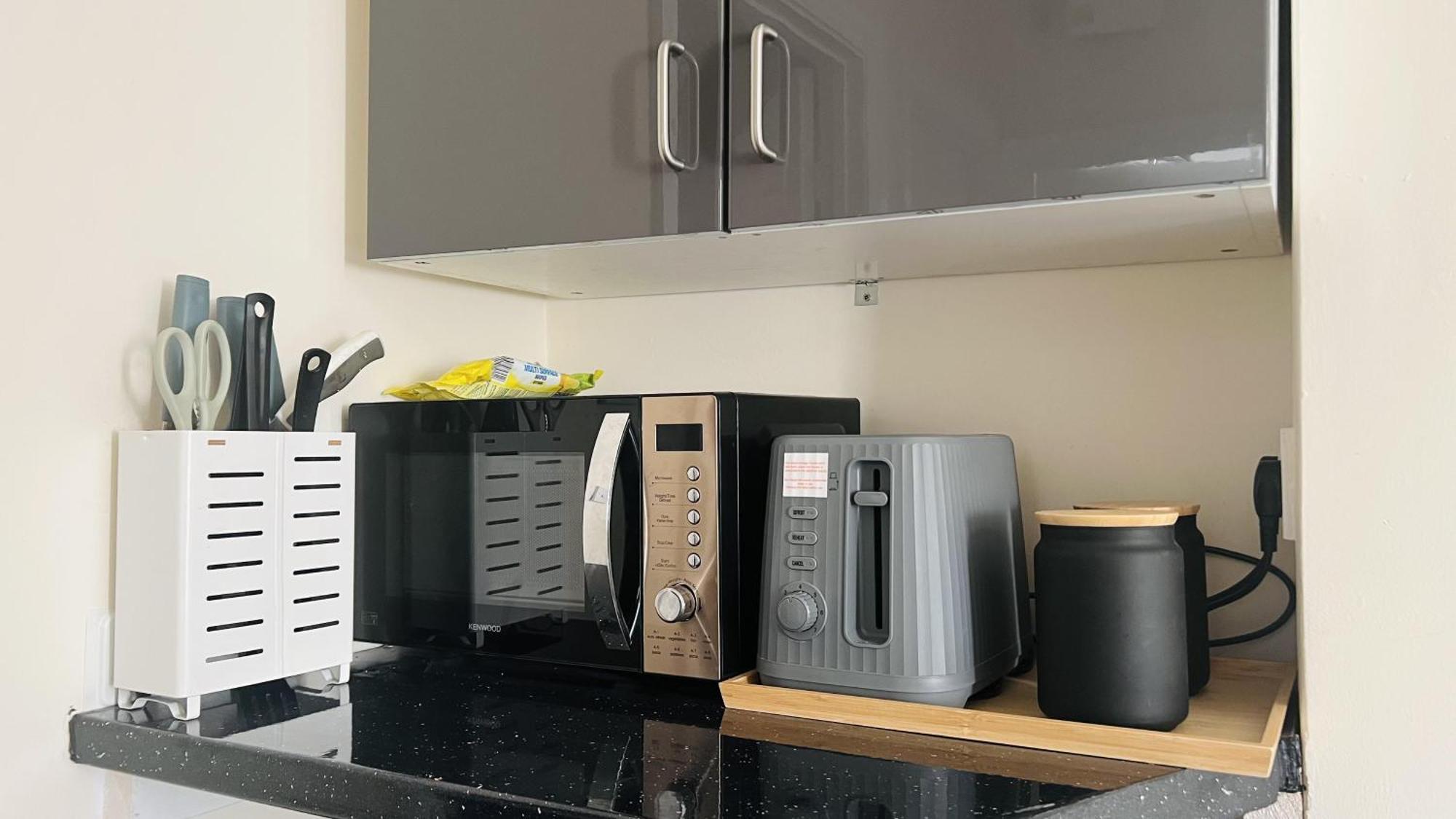 Impeccable 1 Bedroom Flat In Apartment