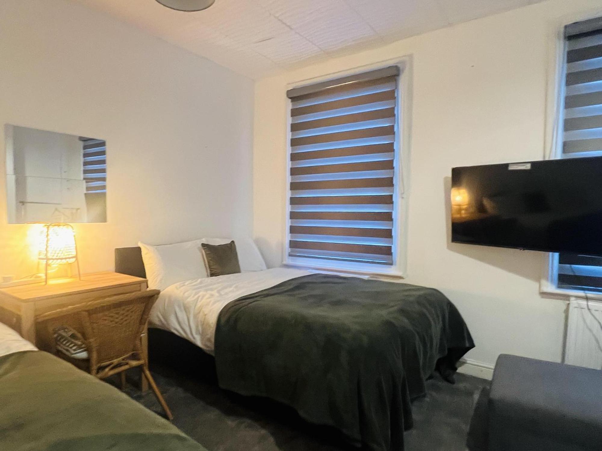 Impeccable 1 Bedroom Flat In Apartment *