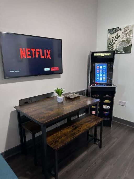 Edmonton - 4 Bedrooms, Sleeps 8, 3 Bathroom Contractor Base Londres