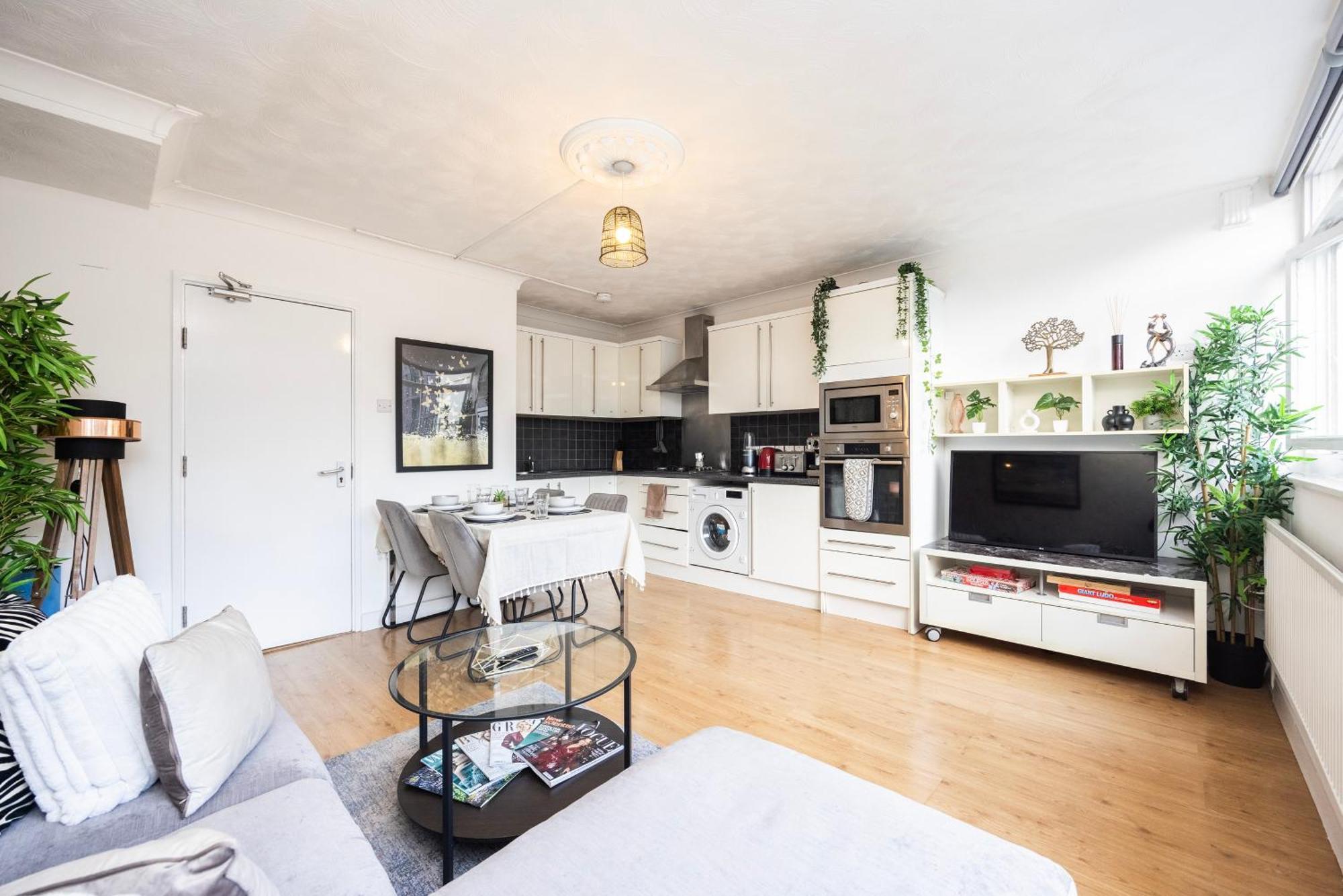 Trendy 4 Bed Near Vibrant Shoreditch W Balcony And Walking Distance To Tube Apartment