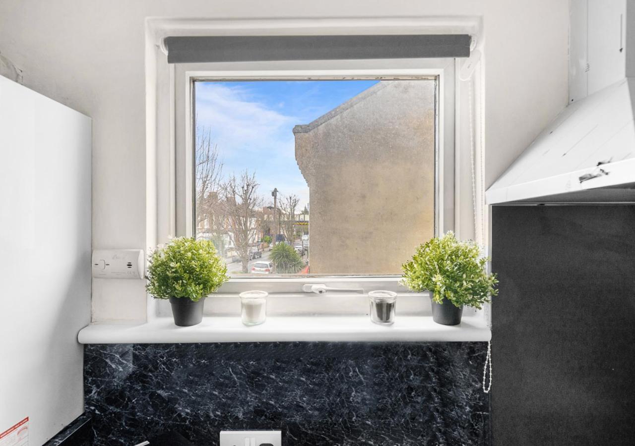 Uksas Two Bed Flat Park Front *