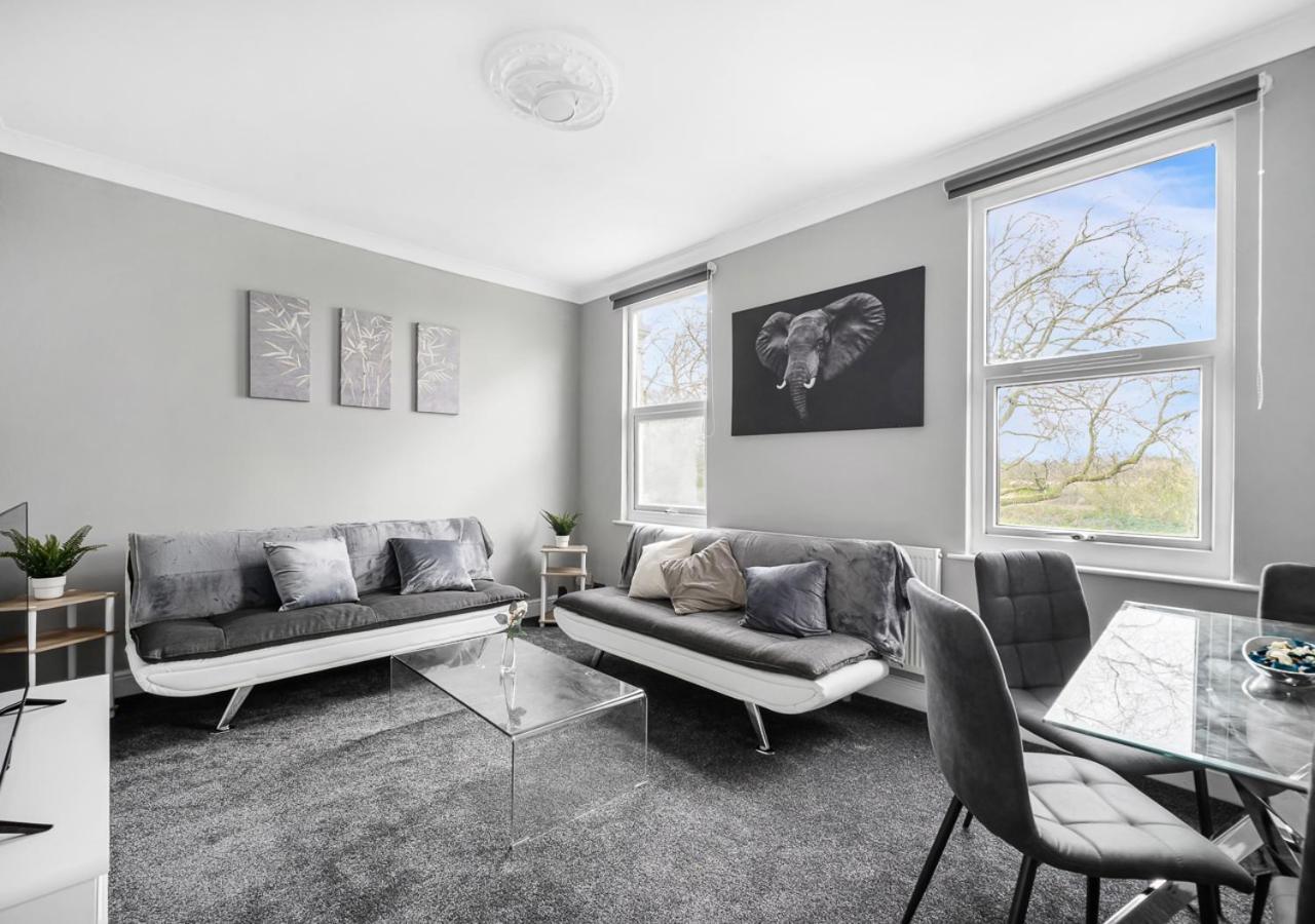 Uksas Two Bed Flat Park Front