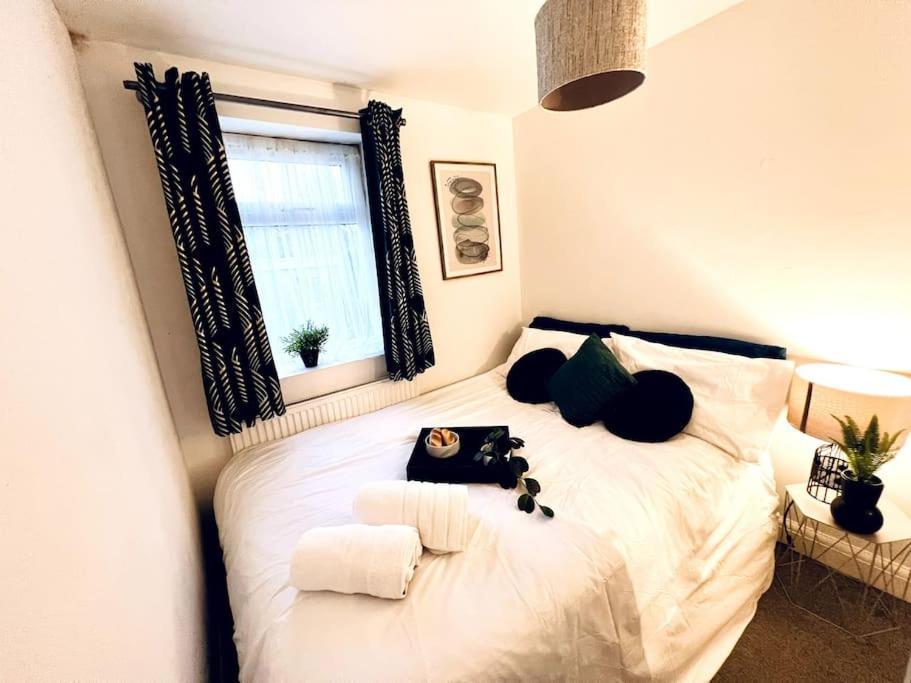 Casa de férias Modern 2 Bed Close To Mall With Parking & Garden Londres