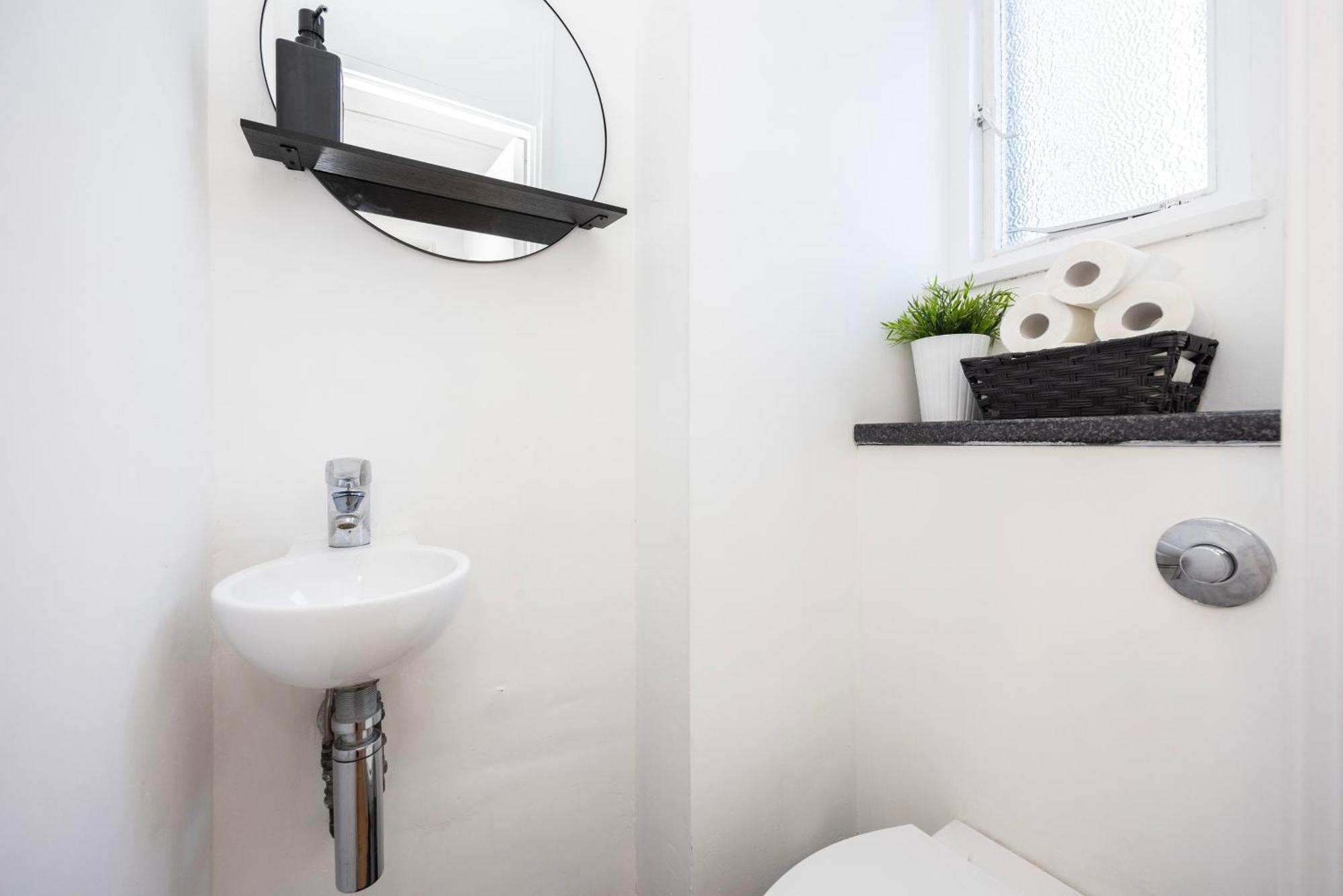 Apartment Trendy 4 Bed Near Vibrant Shoreditch W Balcony And Walking Distance To Tube London