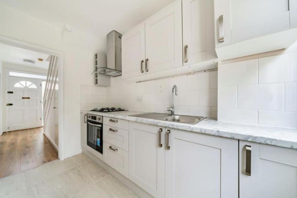 A Luxurious 3 Bed-terrance House Holiday home London