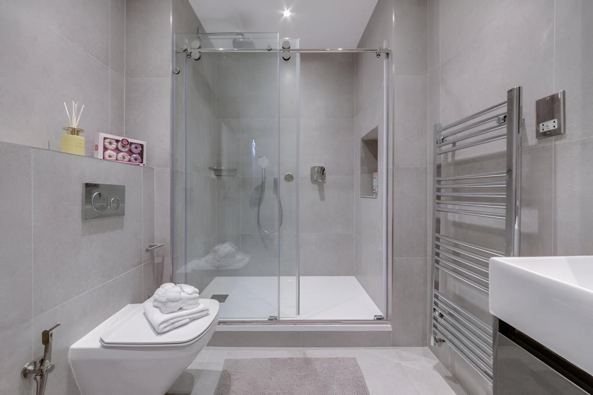 Luxury 3 Bedroom Duplex With Pool Table - 4hs Apartment *