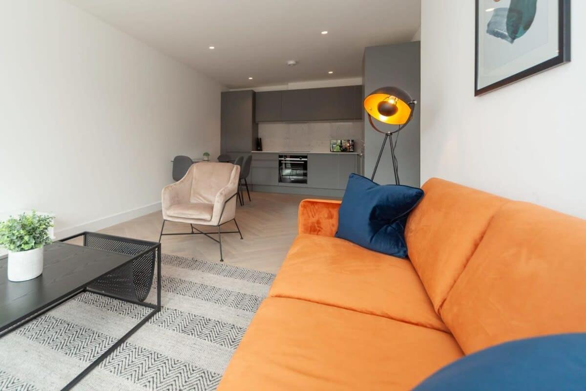 Modern 2 Bedroom In Wimbledon *