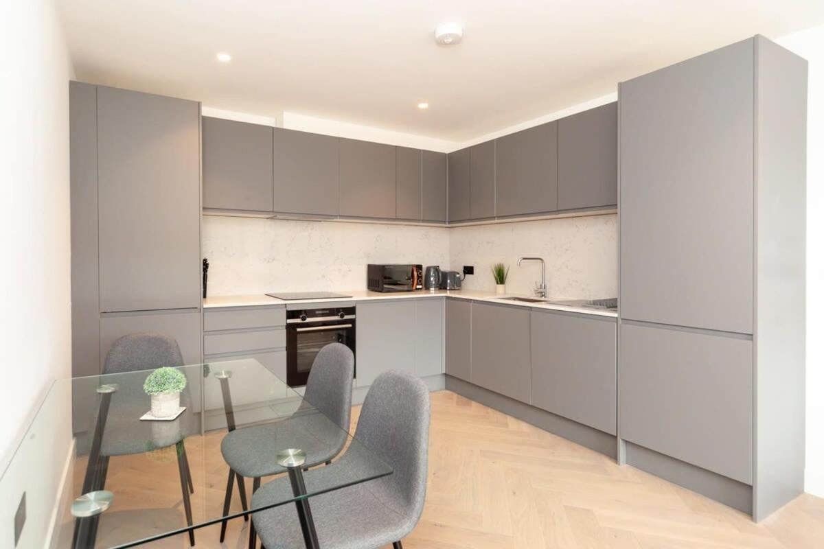 Modern 2 Bedroom In Wimbledon Apartment *