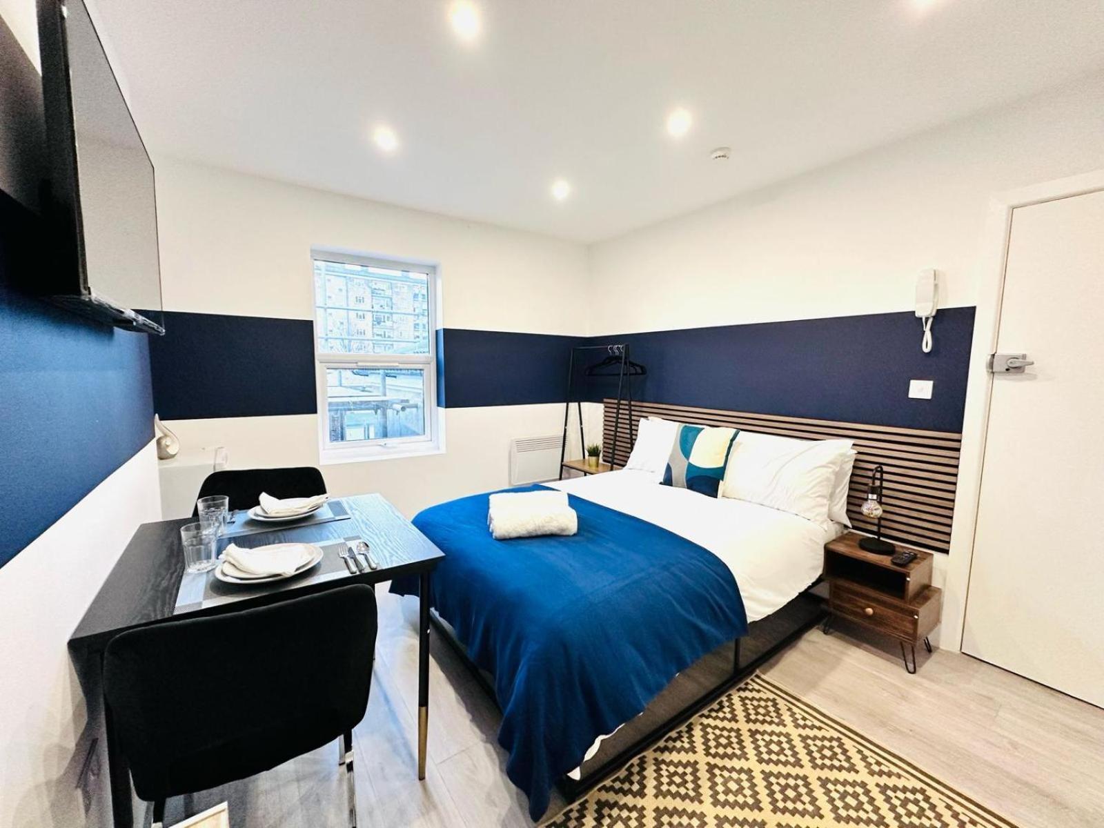 58 Blue House Center Studio, Spot * Londen