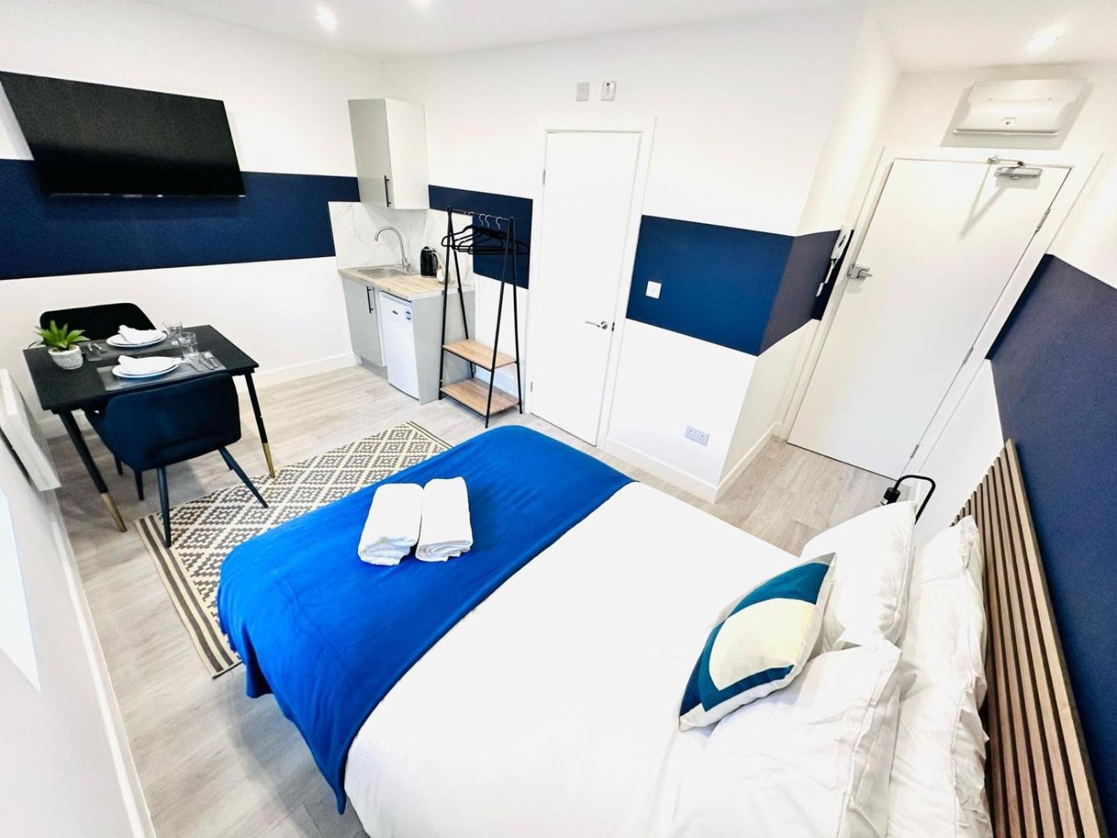 58 Blue House Center Studio, Spot * Londen