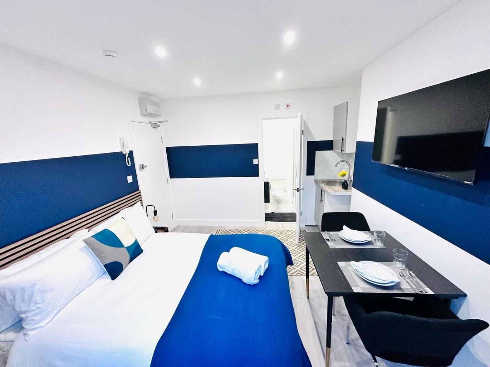 Gasthuis 58 Blue House Center Studio, Spot Londen