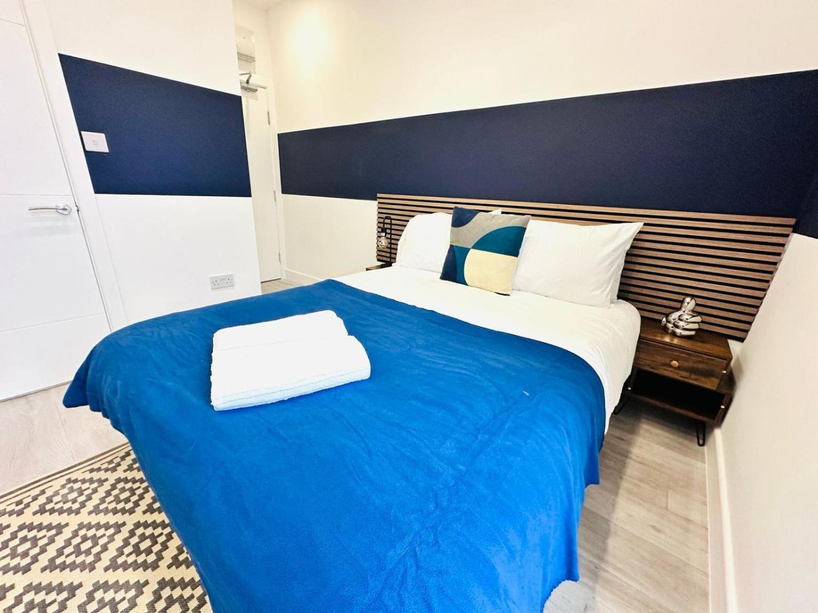 58 Blue House Center Studio, Spot Londen