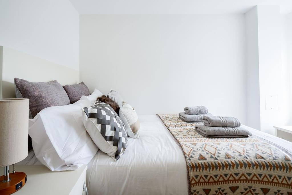Spacious, Bright & Cosy ~ Ideal Victoria Location! Villa Londres
