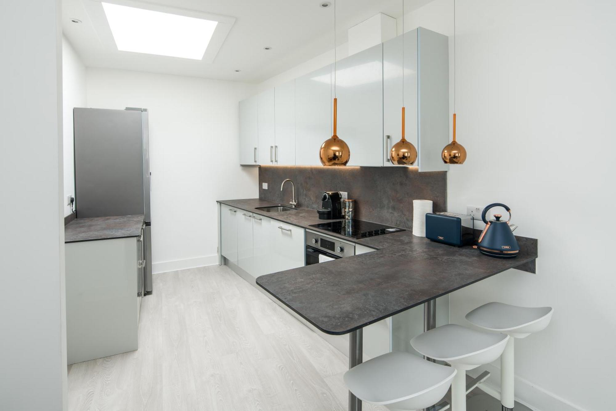 1 Bedroom Flat In Barons Court Appartement