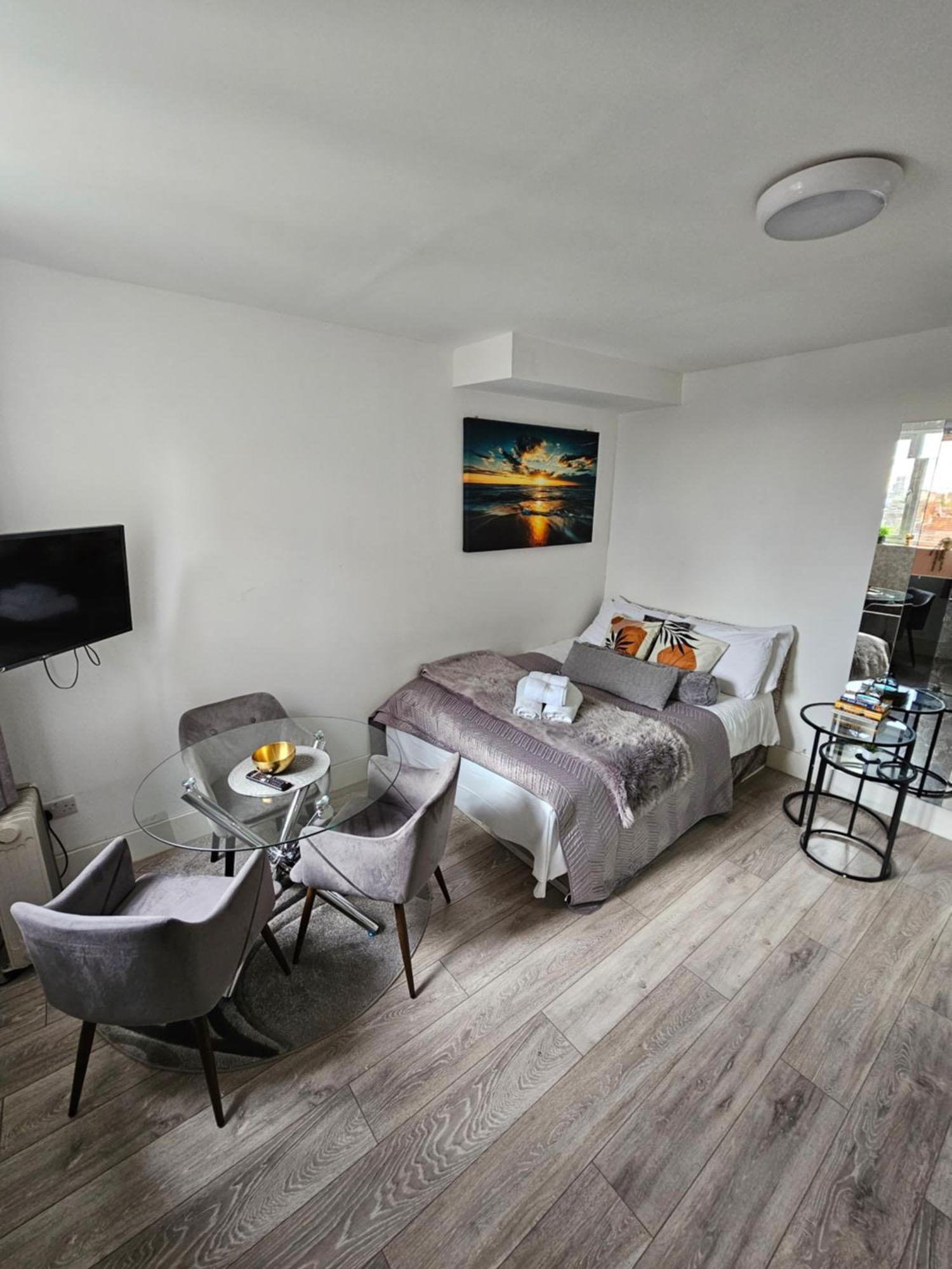 Stylish Near Kensal *
