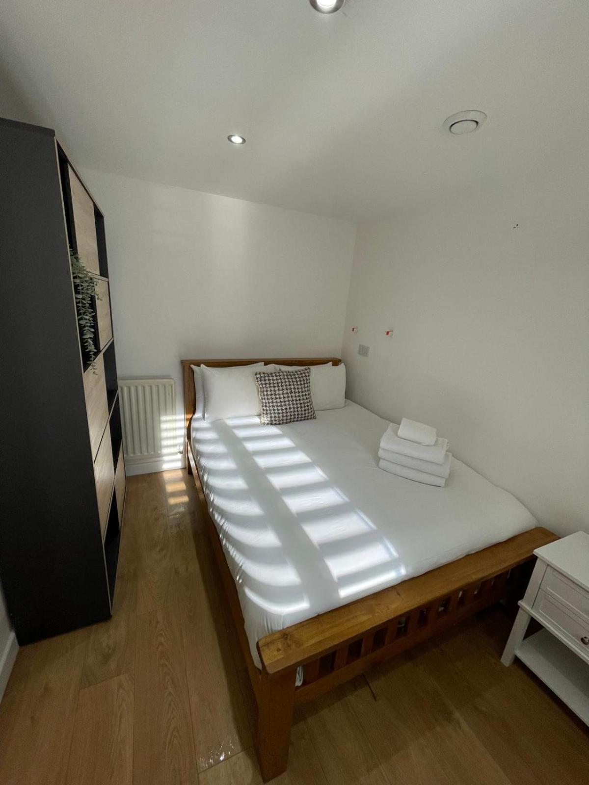 Apartamento Lovely 3 Bedroom House Short Term & Flexible Renting Limehouse With Private Parking And Garden!