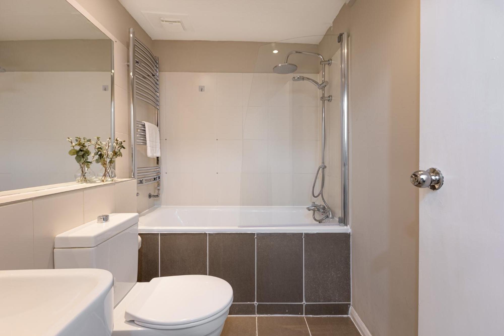 Bright & Stylish 1br, 5min Kensington Olympia Tube * London