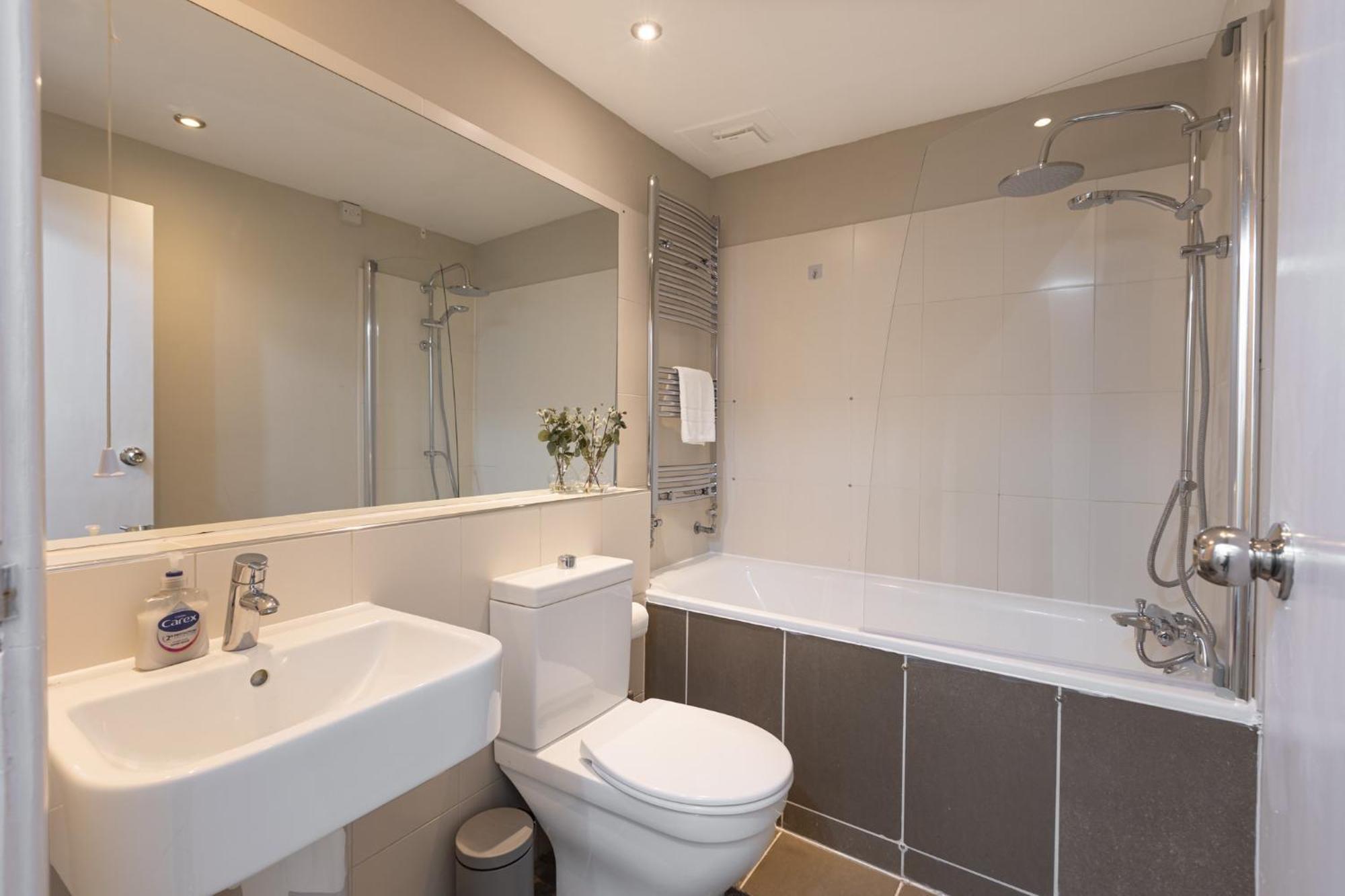 Bright & Stylish 1br, 5min Kensington Olympia Tube
