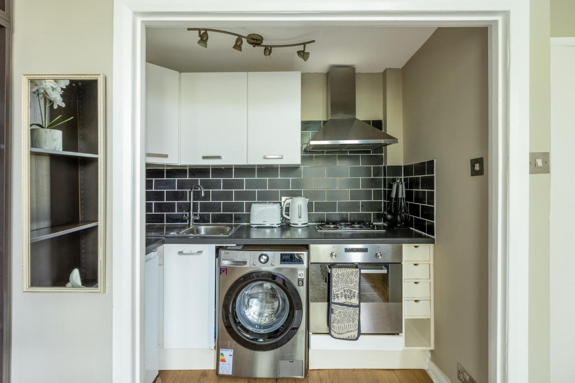 Bright & Stylish 1br, 5min Kensington Olympia Tube Apartment London