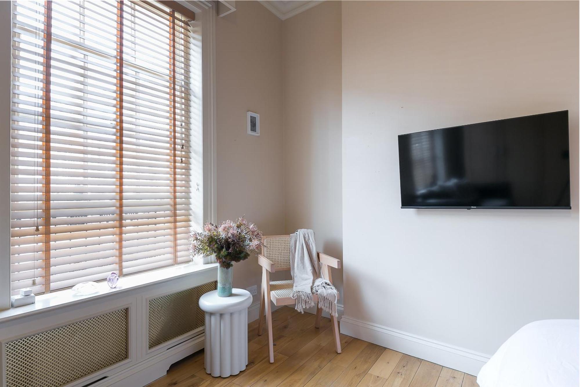 Small Sun Lit Studio Minutes From Kings Cross Station *