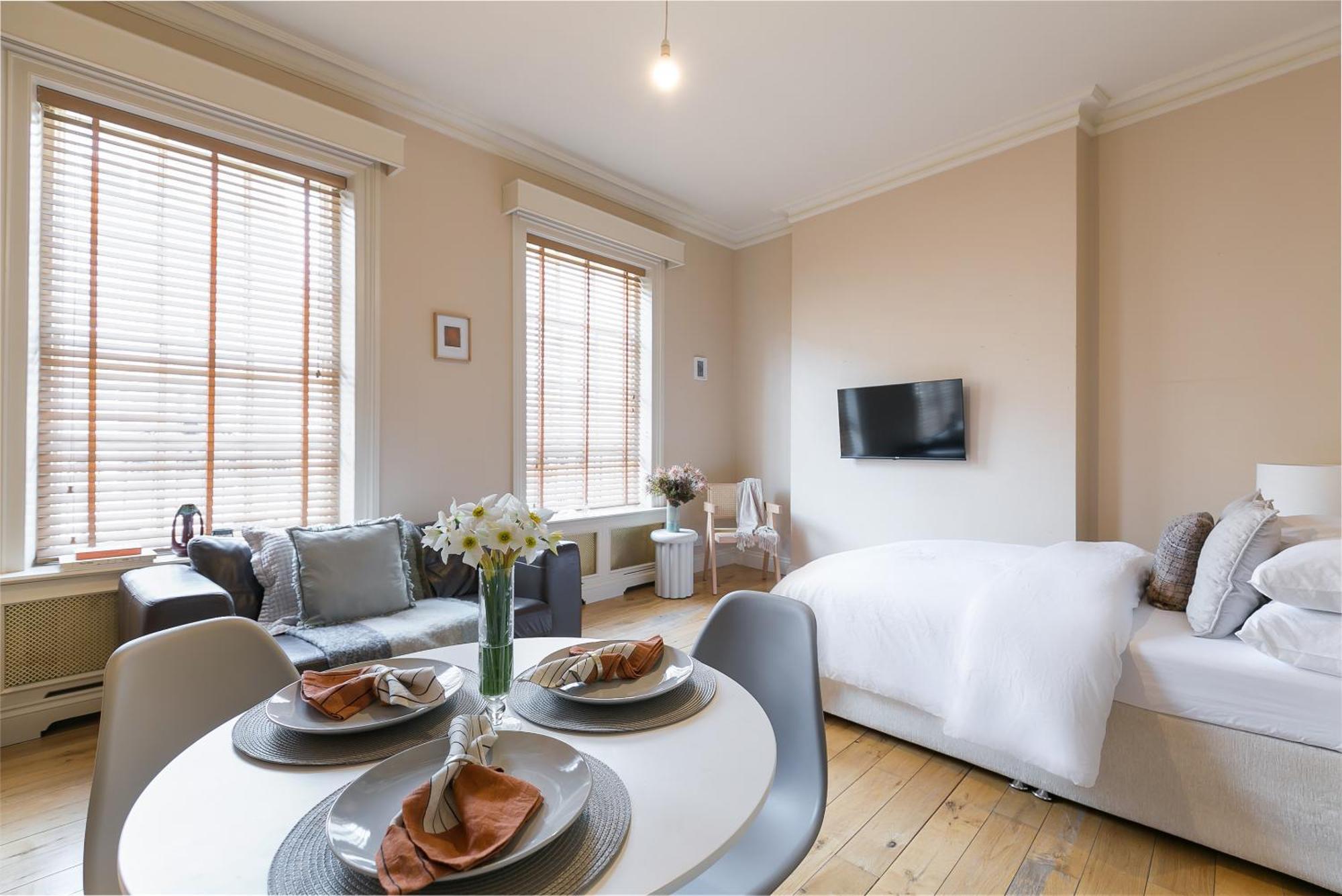 Small Sun Lit Studio Minutes From Kings Cross Station *